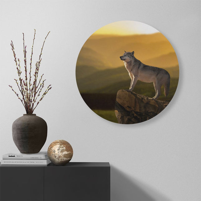 Wandcirkel muur Wolf Op Een Rots Met Een Heuvel Landschap