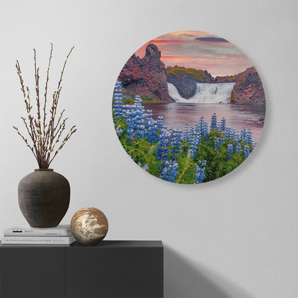 Wandcirkel muur Waterval Met Blauwe Lupine Bloemen