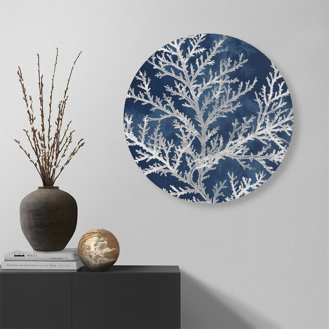 Wandcirkel muur Afbeelding van een Boom met Witte Takken op een Blauwe Achtergrond