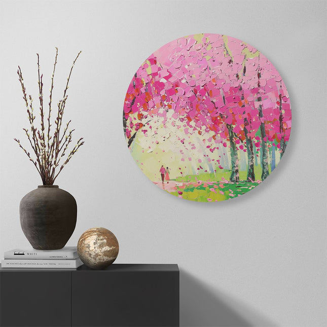 Wandcirkel muur Kunstwerk van een Stel dat door Roze Bloeiende Bomen loopt