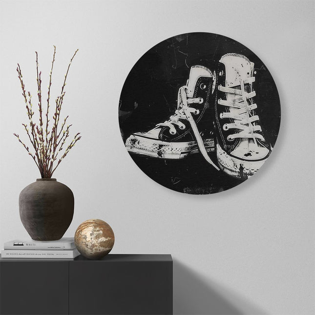 Wandcirkel muur Paar Converse Schoenen op een Zwarte Achtergrond