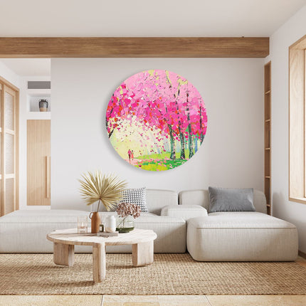 Wandcirkel woonkamer Kunstwerk van een Stel dat door Roze Bloeiende Bomen loopt
