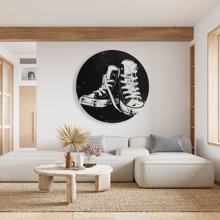 Wandcirkel woonkamer Paar Converse Schoenen op een Zwarte Achtergrond