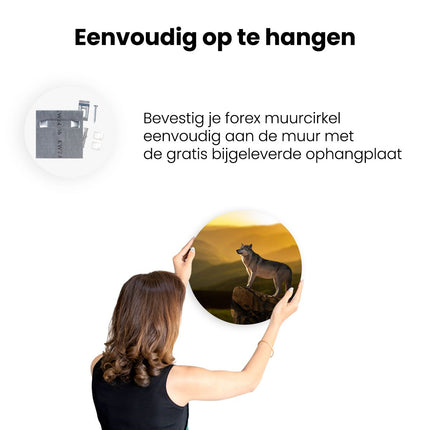 Wandcirkel ophangen Wolf Op Een Rots Met Een Heuvel Landschap