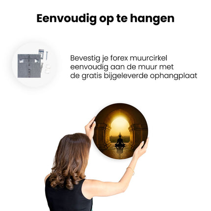 Wandcirkel ophangen Man Doet Yoga In Een Boeddha Tempel