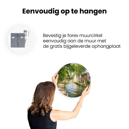 Wandcirkel ophangen Oudegracht In Utrecht 
