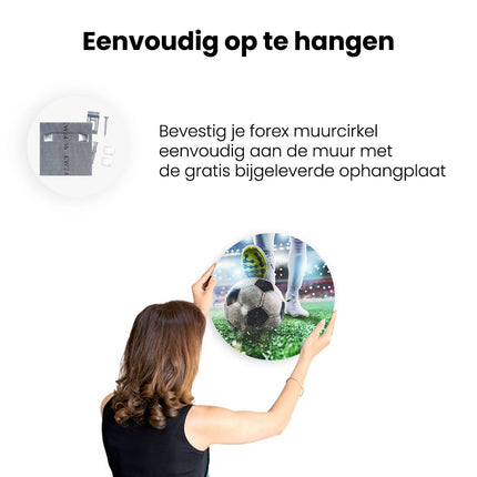 Wandcirkel ophangen Voetbalspeler Met De Bal In Het Stadion