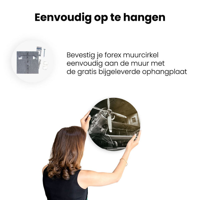 Wandcirkel ophangen Oud Vliegtuig In Een Hangar - Zwart Wit