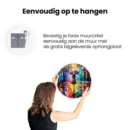 Wandcirkel ophangen Vrouw die in de Regen loopt met een Paraplu