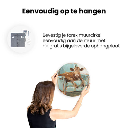 Wandcirkel ophangen Koe Rustend op een Blauwe Stoel