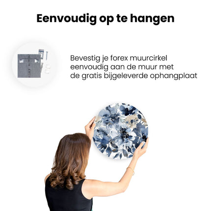 Wandcirkel ophangen Blauwe en Beige Bloemen op een Witte Achtergrond