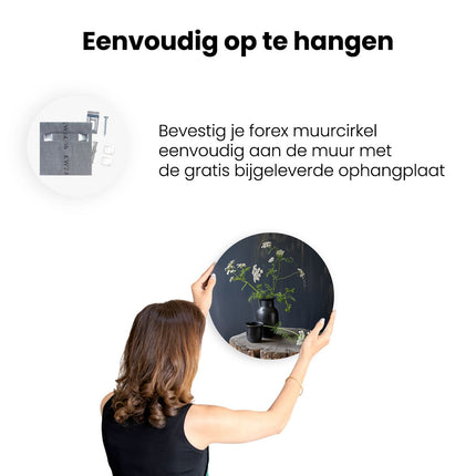 Wandcirkel ophangen Twee Zwarte Vazen ​​Met Bloemen Bovenop een Houten Stronk