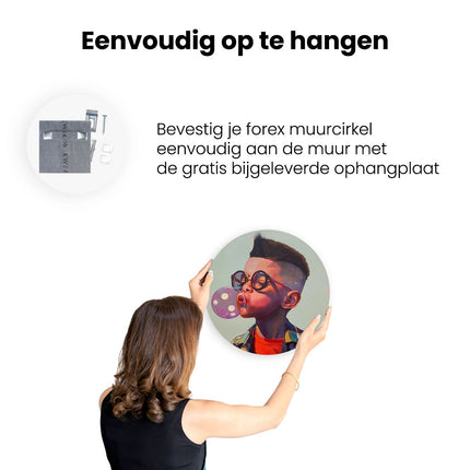 Wandcirkel ophangen Jonge Jongen die een Bel Blaast