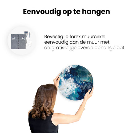 Wandcirkel ophangen Blauw en Wit Kunstwerk op een Witte Achtergrond
