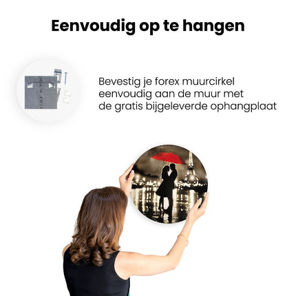 Wandcirkel ophangen Paar Kussen onder een Rode Paraplu met de Eiffeltoren op de Achtergrond