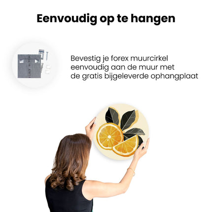 Wandcirkel ophangen Twee Stukjes Sinaasappel met Bladeren op een Beige Achtergrond