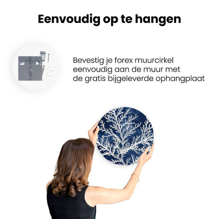 Wandcirkel ophangen Afbeelding van een Boom met Witte Takken op een Blauwe Achtergrond