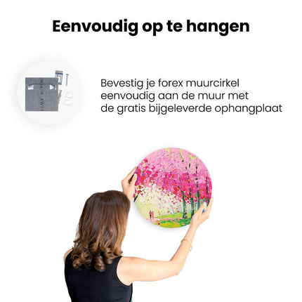 Wandcirkel ophangen Kunstwerk van een Stel dat door Roze Bloeiende Bomen loopt