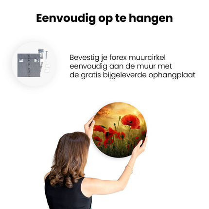 Wandcirkel ophangen Rode Papavers in een Veld bij Zonsondergang