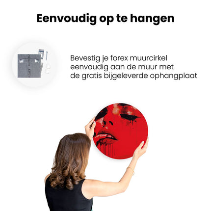 Wandcirkel ophangen Kunstwerk van een Vrouw met Rode Verf op haar Gezicht