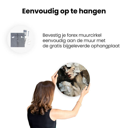 Wandcirkel ophangen Kunstwerk van een Vrouw met haar Gezicht Bedekt met Papier