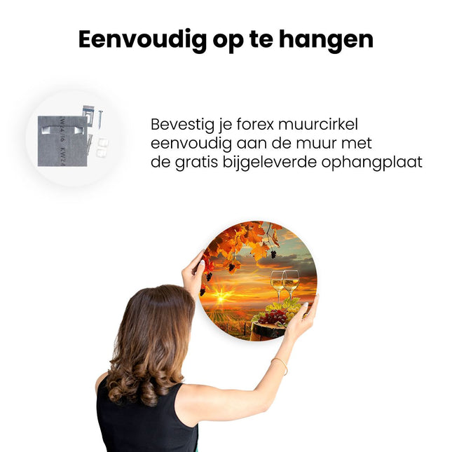 Wandcirkel ophangen Twee Glazen Wijn en Druiven op een Vat bij Zonsondergang
