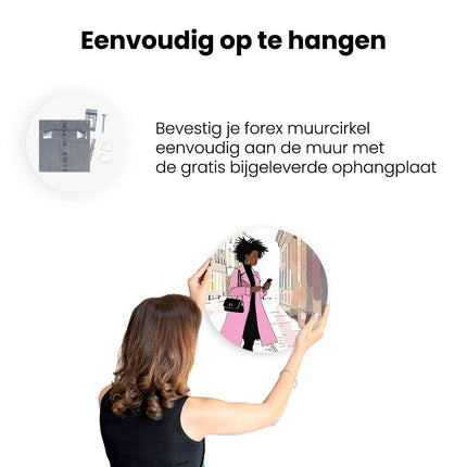Wandcirkel ophangen Vrouw in een Roze Jas loopt over Straat