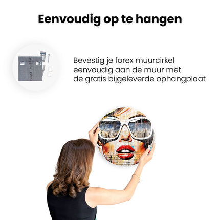 Wandcirkel ophangen Kunstwerk van een Vrouw met Zonnebril