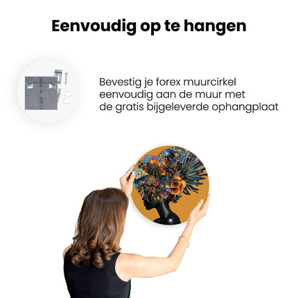 Wandcirkel ophangen Het Hoofd van de Vrouw zit Vol Kleurrijke Veren