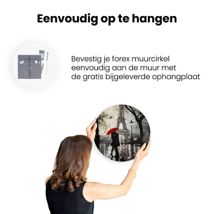 Wandcirkel ophangen Paar dat een Paraplu in de Regen Houdt Dichtbij de Eiffeltoren