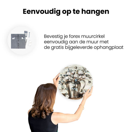 Wandcirkel ophangen Kunstwerk van Bloemen in een Zilveren Kan op een Houten Tafel