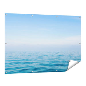 Tuinposter vooraanzicht Zee Met Een Blauw Hemel Achtergrond