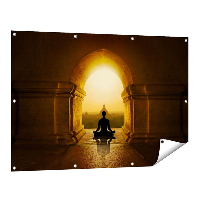 Tuinposter vooraanzicht Man Doet Yoga In Een Boeddha Tempel