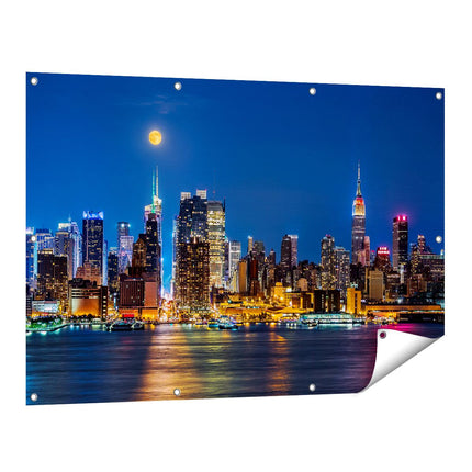 Tuinposter vooraanzicht Verlichte Skyline Van New York Met Volle Maan