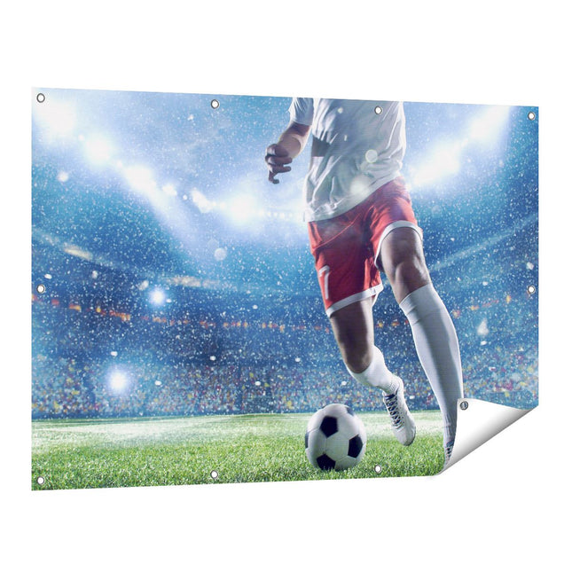 Tuinposter vooraanzicht Voetbal Speler Met De Bal In Een Druk Stadion 