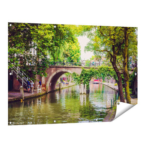Tuinposter vooraanzicht Dichtbegroeide Brug Op De Oudegracht In Utrecht