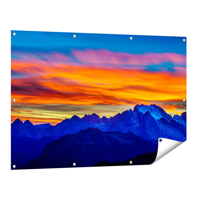 Tuinposter vooraanzicht Oranje Zonsondergang In De Bergen