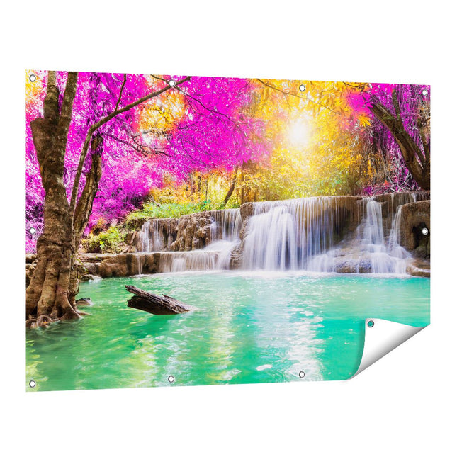 Tuinposter vooraanzicht Waterval Met Groen Water En Roze Bladeren