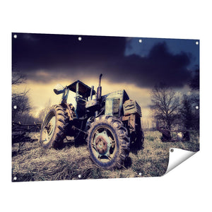 Tuinposter vooraanzicht Oude Tractor op het Grasveld - Trekker