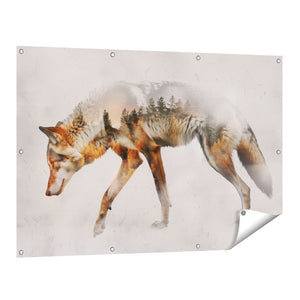 Tuinposter vooraanzicht Afbeelding van een Wolf die door een Bos loopt