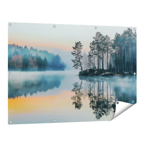 Tuinposter vooraanzicht Mistig Meer met Bomen erin Weerspiegeld