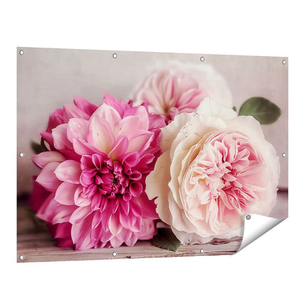 Tuinposter vooraanzicht Drie Roze en Witte Bloemen op een Houten Tafel