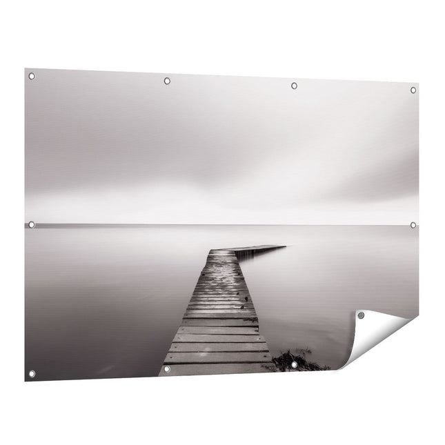 Tuinposter vooraanzicht Zwart Wit Beeld van een Pier in het Water