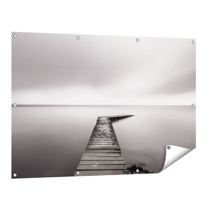 Tuinposter vooraanzicht Zwart Wit Beeld van een Pier in het Water