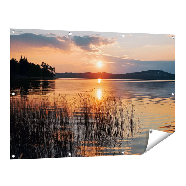 Tuinposter vooraanzicht De Zon gaat onder boven een Meer