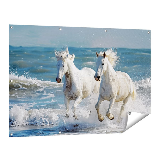 Tuinposter vooraanzicht Twee Witte Paarden die in de Oceaan Rennen