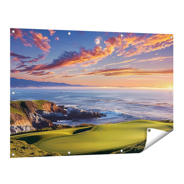 Tuinposter vooraanzicht Golfbaan bij Zonsondergang met de Oceaan op de Achtergrond