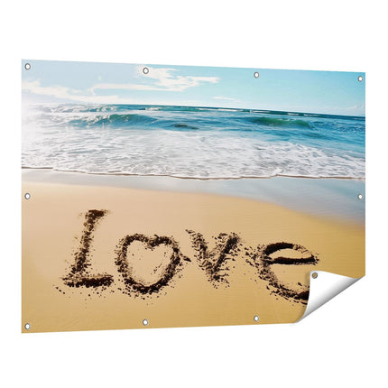 Tuinposter vooraanzicht Het Woord Liefde is Geschreven in het Zand op een Strand
