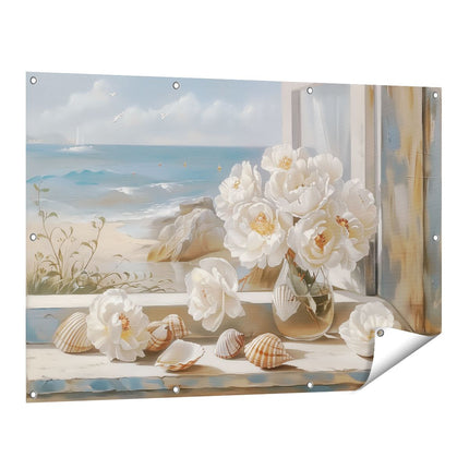 Tuinposter vooraanzicht Witte Bloemen en Schelpen op een Vensterbank