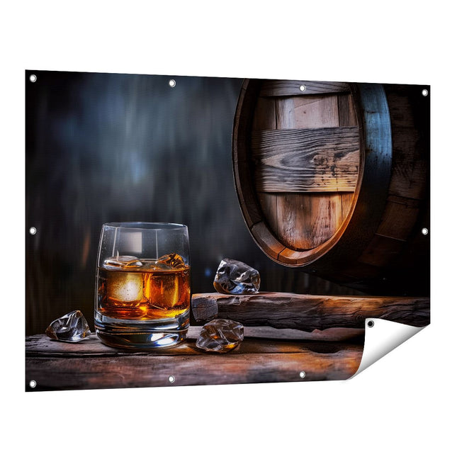 Tuinposter vooraanzicht Glas Whisky met IJsblokjes en een Houten Vat